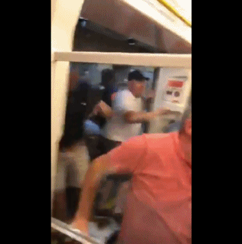 动图记录下混乱瞬间，人群如同潮水般涌动，拳脚挥舞间，一名安保人员艰难地试图挤进核心冲突区进行制止。