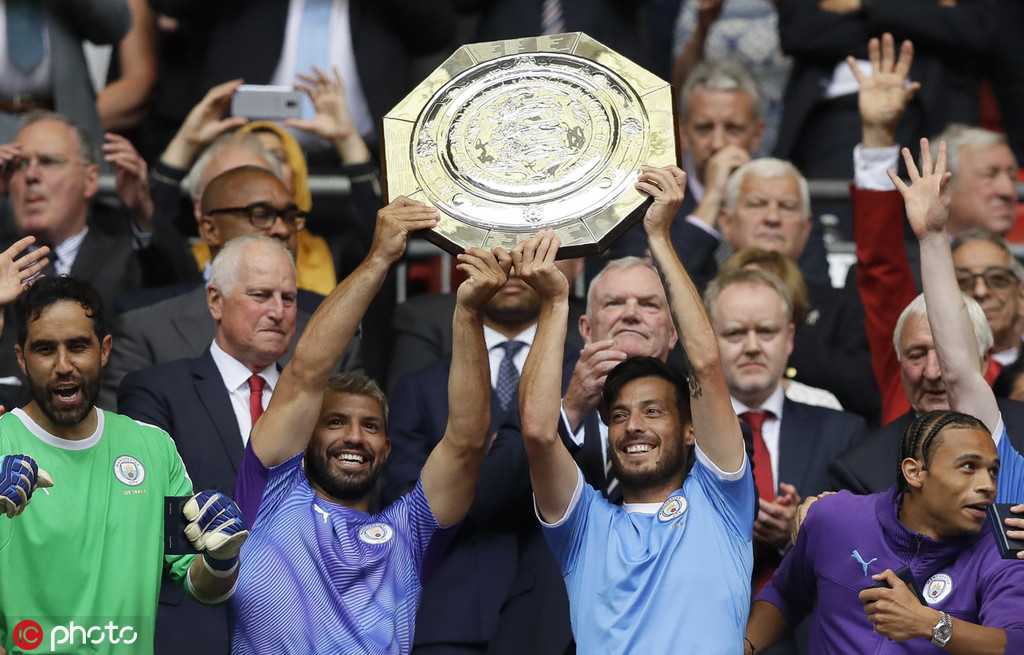 斯特林破门后挥拳激情庆祝，面对看台上情绪复杂的利物浦球迷，他的脸上写满了坚定与释放