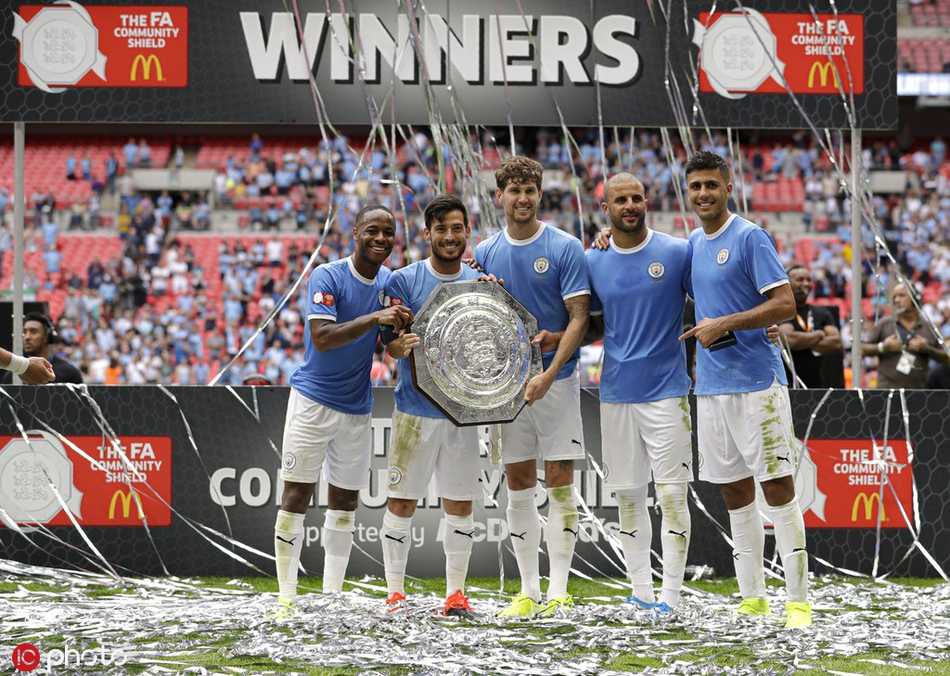 范戴克在角球进攻中凌空射门，皮球狠狠砸在横梁上弹回，他双手抱头，眼神中满是不可思议与遗憾