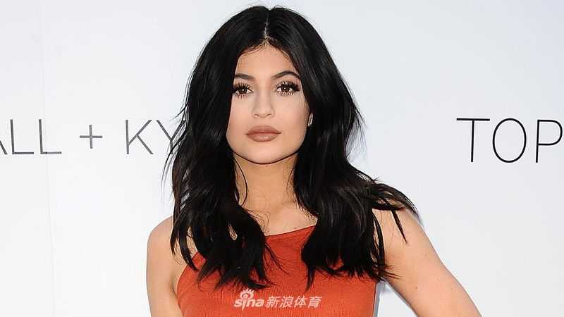 小罗在五人制足球场上展现他标志性的“牛尾巴”过人技巧，皮球仿佛粘在他脚下，他脸上洋溢着纯粹而快乐的笑容，将足球的 artistry 和愉悦感传递给每一位观众。