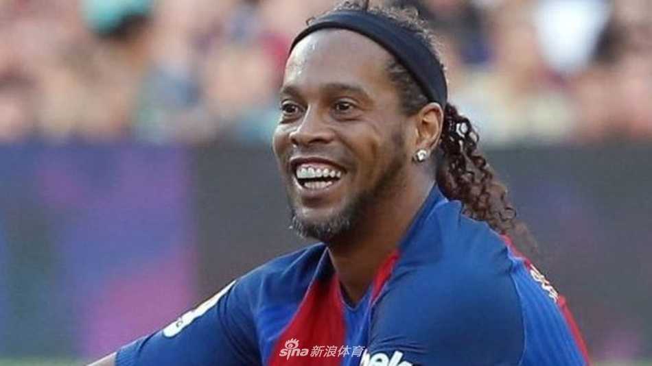 聚光灯下的C罗眼神坚毅，汗水沿着面庞滑落，专注地聆听战术指导，背景中虚化的球场灯光，更加凸显了他作为球队领袖的专注与职业精神。