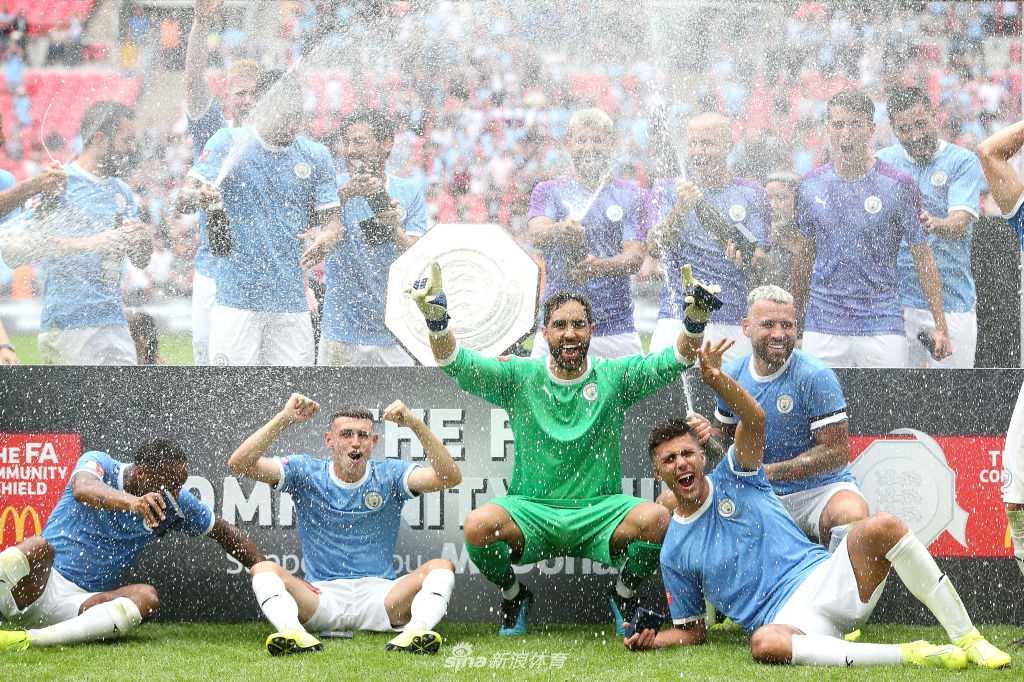 凯尔·沃克在门线前做出极限倒钩解围，萨拉赫的头球攻门被他拒之门外，温布利球场的空气仿佛瞬间凝固