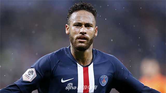 C罗面对镜头露出自信迷人的微笑，洁白的牙齿和阳光般的笑容，完美展现了一个国际巨星的商业魅力与个人风采，这是他在社交媒体上吸引无数粉丝的又一利器。