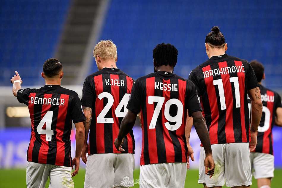 霸气侧漏！伊布在梅阿查球场握拳怒吼，宣告着红黑军团王者的归来。