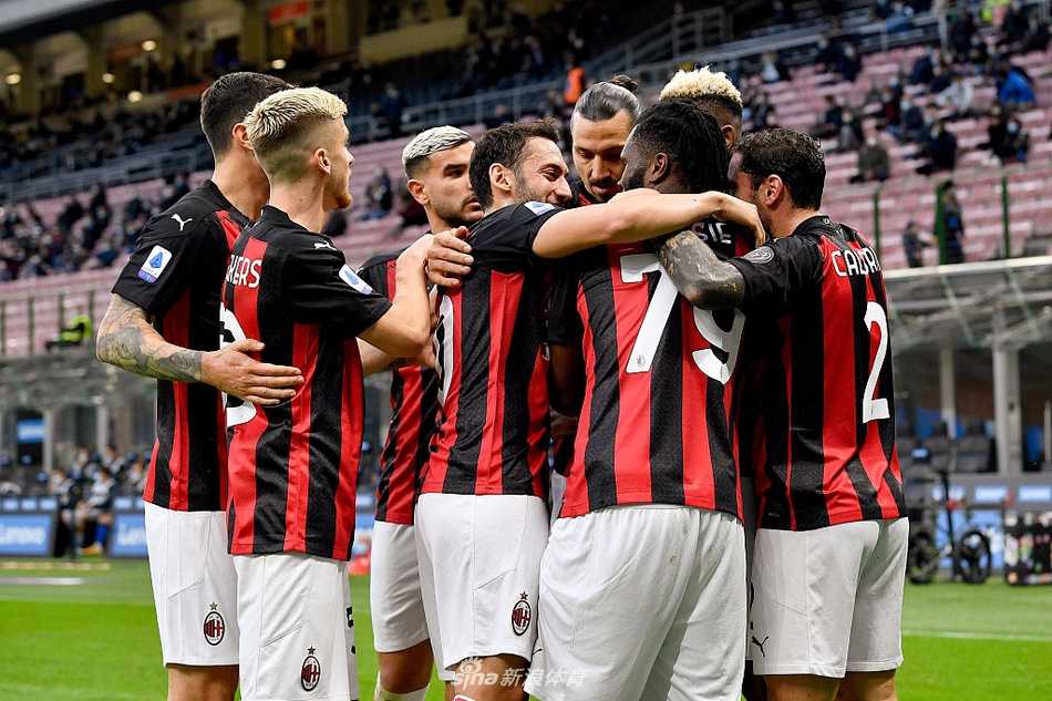 点球被取消！卢卡库面露无奈，VAR的判罚改变了这场德比战的走势。