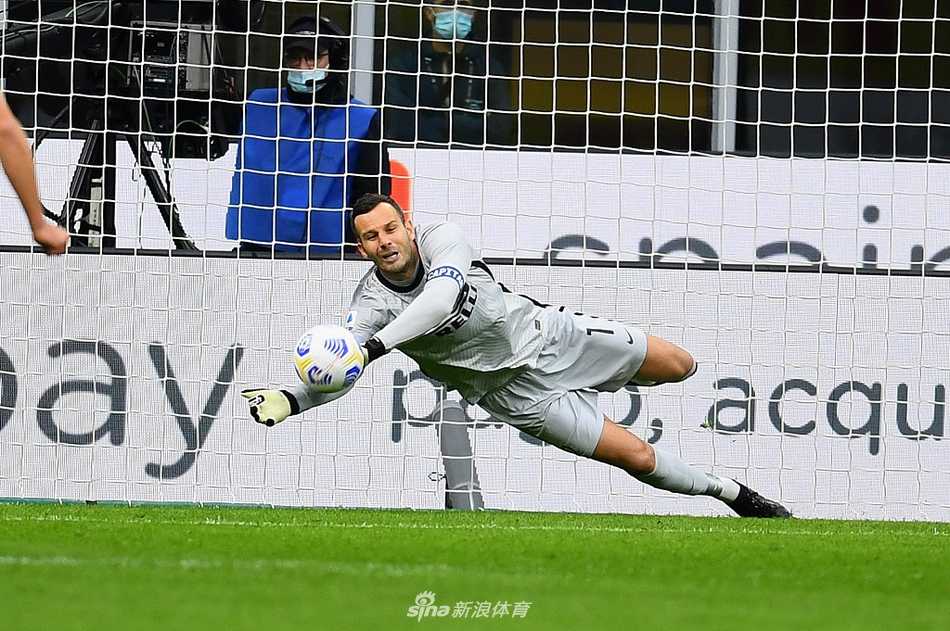 小魔兽奋力一击！卢卡库门前抢点推射空门，为国米顽强扳回一城。