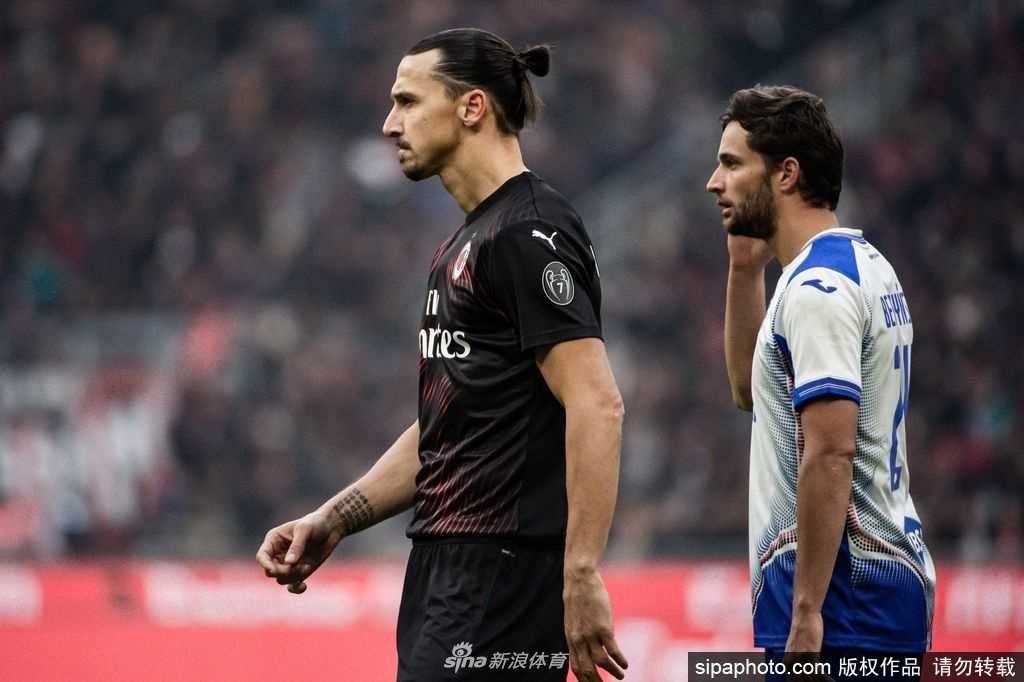 伊布在水中进行着低冲击力的康复训练，溅起的水花仿佛是他澎湃斗志的具象化体现，即便身处泳池，他的眼神也依旧犀利如剑。