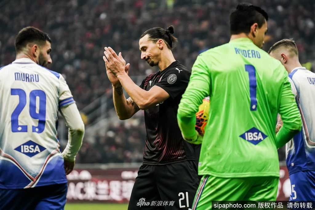 康复师的手与伊布的腿构成了画面的焦点，这是一场没有硝烟的战斗，伊布正在借助专业器械一点点夺回身体的主导权。