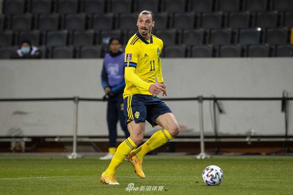 瑞典中场克莱松拍马赶到，迎着伊布那脚充满艺术感的传球倒地铲射，皮球应声入网，他兴奋地挥拳怒吼，而在他身后，是张开双臂准备庆祝的伊布。