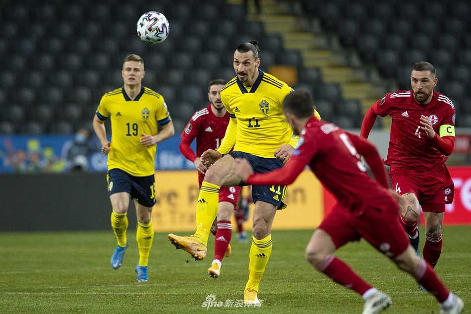 身披黄色瑞典战袍的伊布拉希莫维奇，在比赛开始前神情庄重地步入球场，目光如炬，仿佛在宣告着这片他曾经驰骋的战场，王者正式归来。