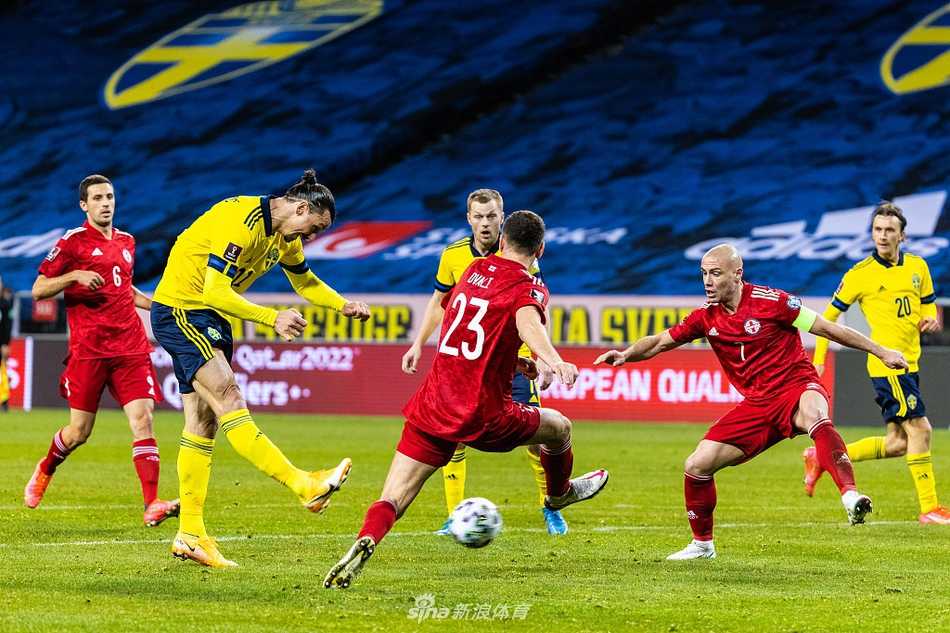 伊布在拼抢中不惜体力地回防，他高高跃起与对手争抢头球，尽管已是全场最高龄的球员，但他的求胜欲望和对比赛的投入度丝毫不逊于身边的年轻人。