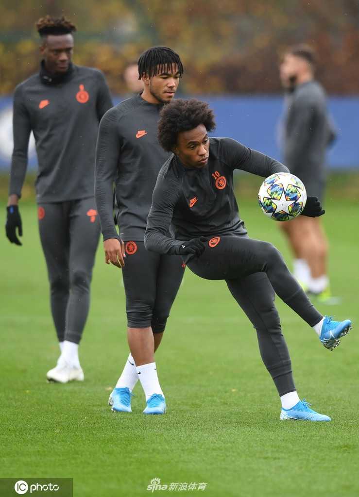 科巴姆基地的阳光下，兰帕德秀出标志性的正脚背抽射，皮球像被施了魔法般划出诡异弧线，门将只能望球兴叹，这哪里是年过四十的主教练，分明还是当年那个铁血蓝军8号。