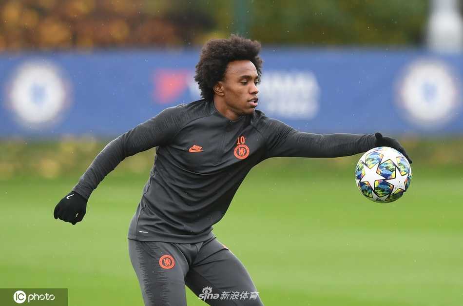 训练场上神灯亲自挂帅，神情专注地观察着年轻弟子们的跑位，举手投足间依然保持着顶级中场的优雅与从容，这一刻他不是主帅，更像是球场上的带头大哥。