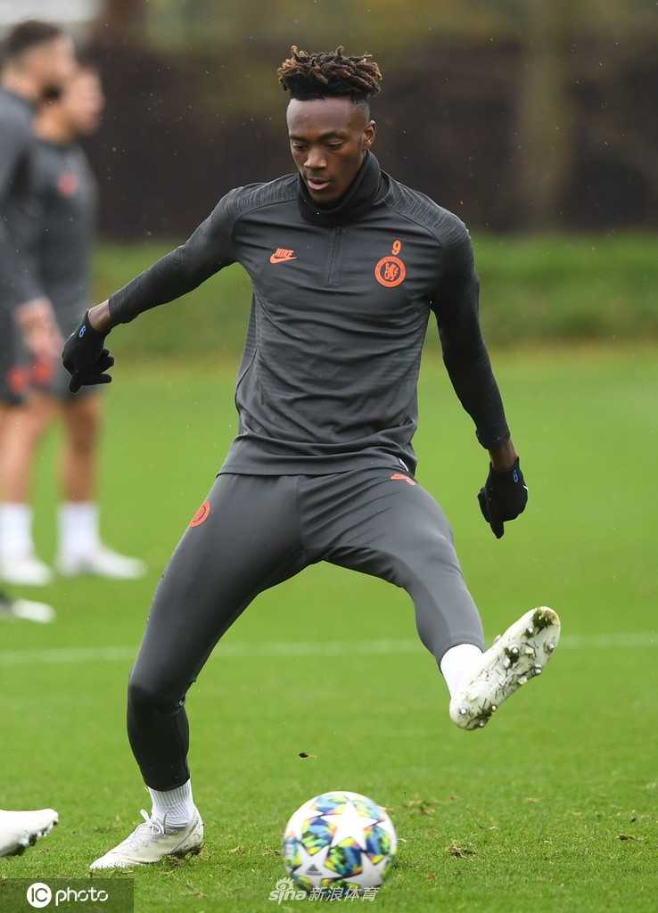 训练间歇，兰帕德与昔日队友切赫在场边交谈甚欢，曾经的钢铁防线与铁血中场如今换了一种身份并肩作战，共同守护着风雨飘摇中的蓝色战舰。