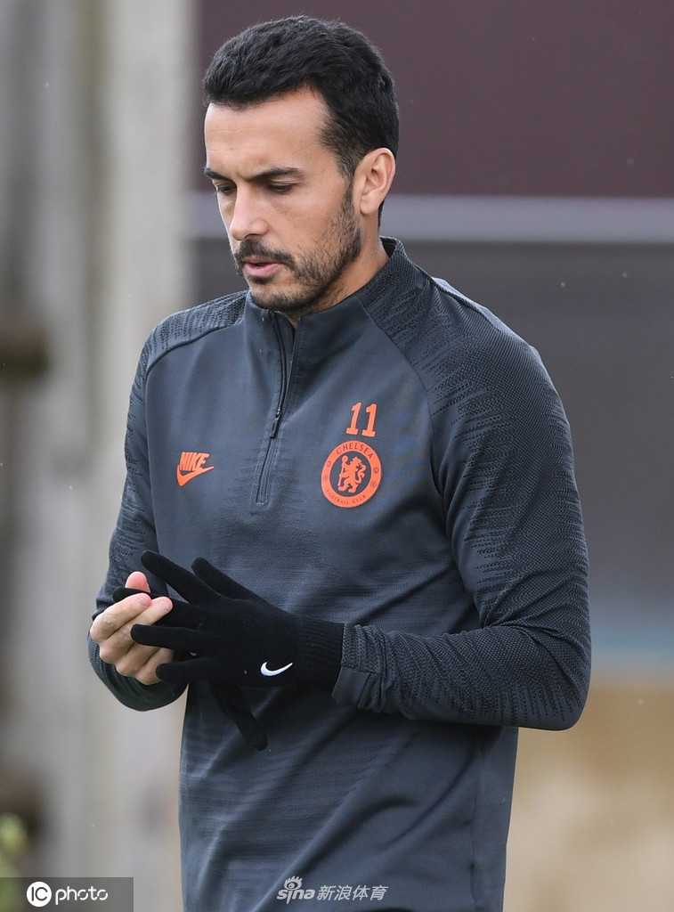 训练结束，兰帕德将全队召集在一起，围成一个紧密的圆圈，他挥舞着手臂做着最后的动员，夕阳的余晖洒在每个人的脸上，映照出决战前的坚毅与团结。