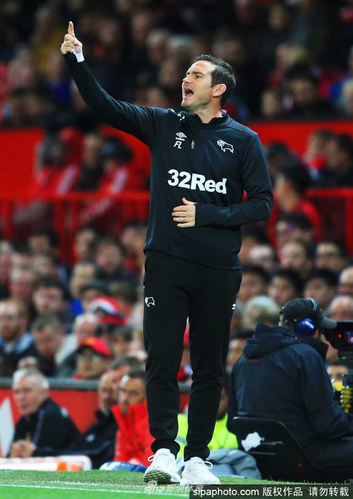 兰帕德双手紧握英超冠军奖杯，将其高高举过头顶，脸上洋溢着幸福而骄傲的笑容，那金色的箔纸如同他辉煌的职业生涯般闪耀。