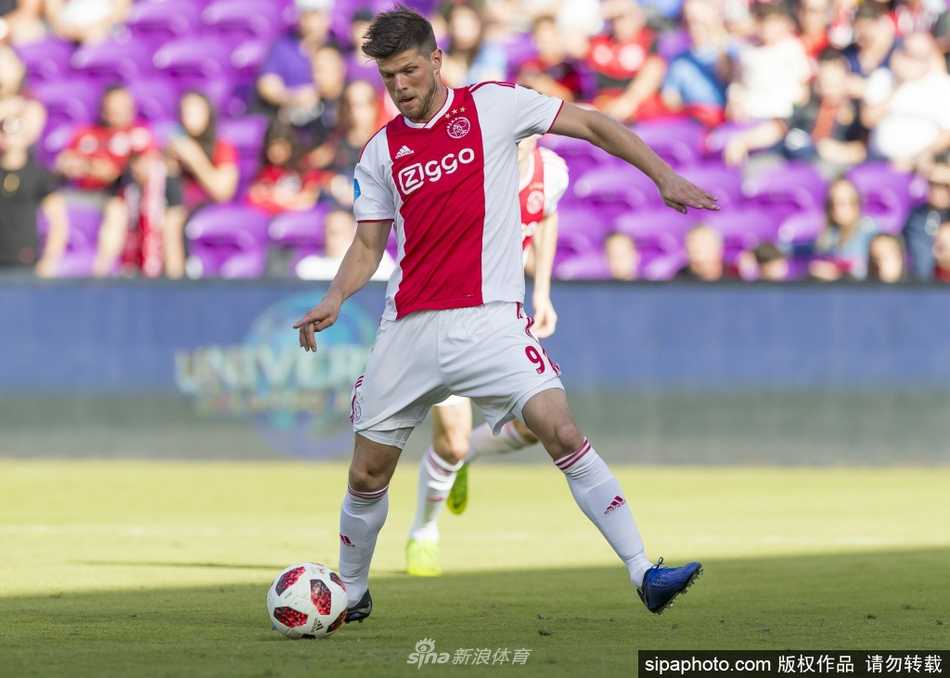 身披红黑剑条衫的亨特拉尔在圣西罗球场高高跃起，在与对方后卫的争顶中占据绝对上风，阳光洒在他坚毅的面庞上，折射出哪怕身处低谷也从未熄灭的进球渴望。