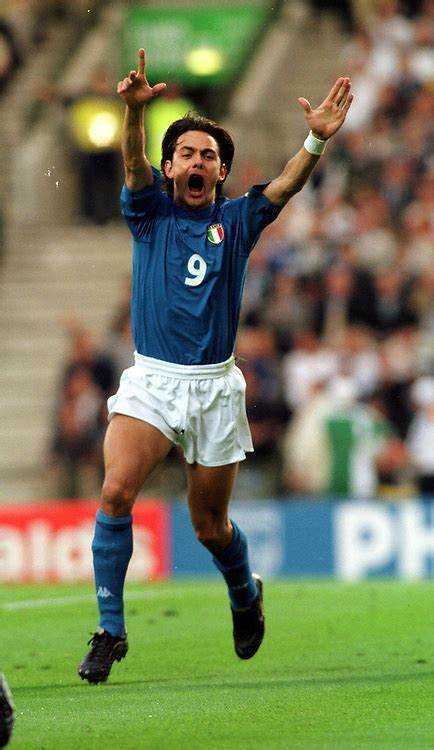 战神巴蒂斯图塔在佛罗伦萨主场振臂高呼，长发飘逸，标志性的暴力抽射后，他手握角旗杆，眼神中燃烧着对胜利和这座城市的忠诚与烈火。