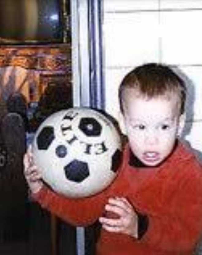 年轻的范尼在埃因霍温崭露头角，青涩的面庞下已隐藏着日后震惊足坛的杀手本能。