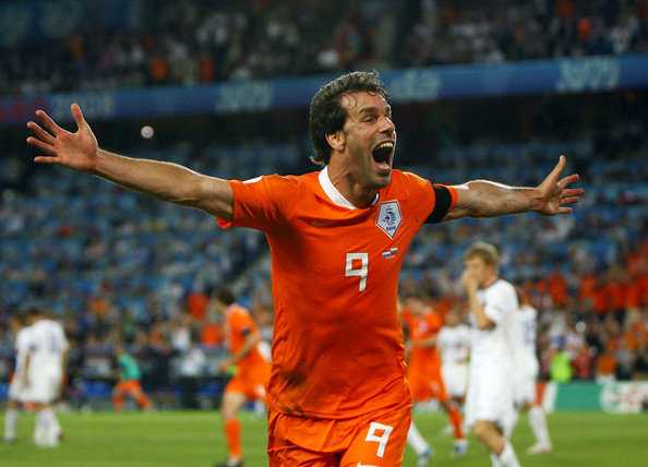 拜仁慕尼黑时期的莱万多夫斯基，在禁区内机敏抢点，身体舒展，用精湛的射术完成了一次高难度的凌空打门，完美诠释了现代中锋的全面技术。