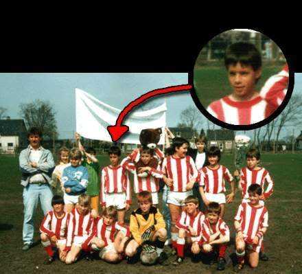 身披曼联战袍的范尼在老特拉福德振臂高呼，梦剧场的看台上，为他响起的赞歌震耳欲聋。