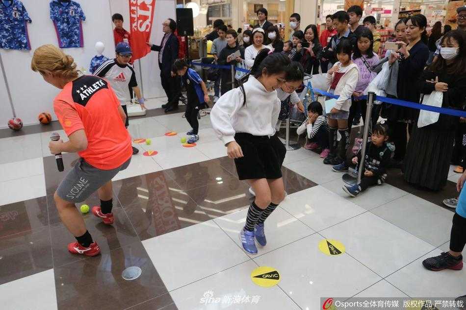 两位小小女将正在场上激烈拼抢，她们的马尾辫在奔跑中飞舞，脸上的表情写满了专注与不服输。场边，穿着便服的家长们围成一圈，目光紧紧跟随自己的孩子，不时爆发出鼓励的掌声和加油声。