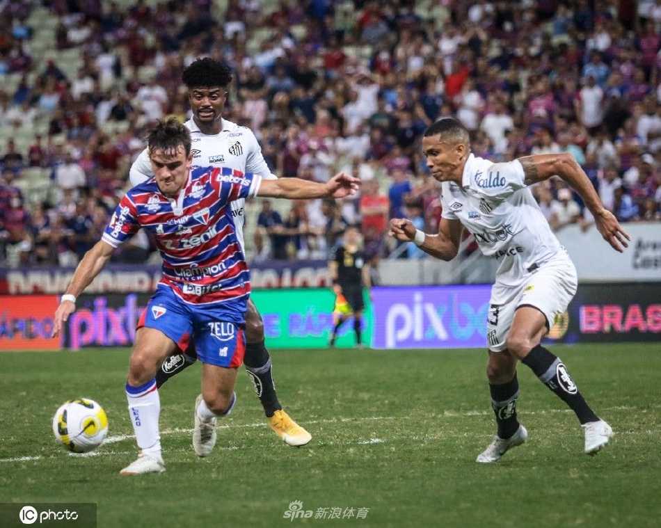 桑托斯中场核心在两人包夹中巧妙送出直塞球，瞬间穿透对手防线