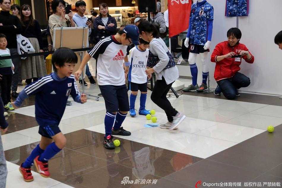 比赛结束后，两队的孩子们不分彼此，手拉手站成一排，向场边的观众和裁判鞠躬致谢。他们的脸上挂着运动后的汗水和纯真的笑容，输赢早已不重要，重要的是在这片商场里的绿茵场上，他们共同享受了足球带来的快乐与成长。