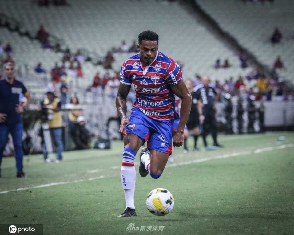 福塔雷萨门将飞身扑救，单掌将桑托斯球员势在必得的头球攻门托出横梁