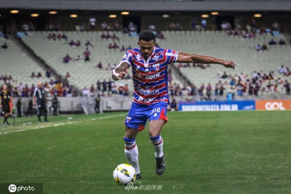 桑托斯球员因判罚与裁判激烈争论，手指赛场表达对关键判决的不满情绪