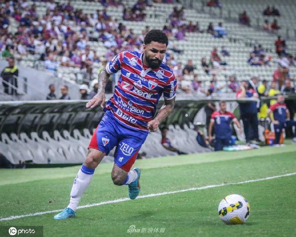 福塔雷萨后卫关键拦截，在门线前将桑托斯的必进之球大脚解围出危险区域