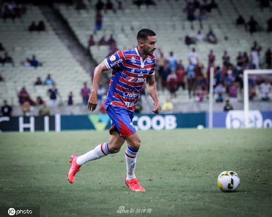 终场哨响两队球员交换球衣，在赛场中央互相拥抱致意体现体育精神