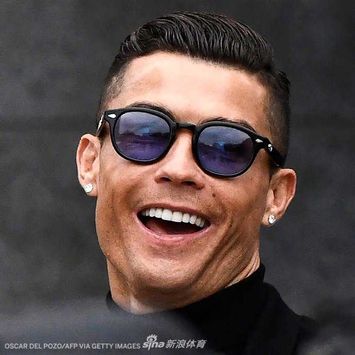 姆巴佩带球疾驰如一阵白色旋风，防守球员只能在他身后望尘莫及，年轻的脸上满是征服一切的霸气。