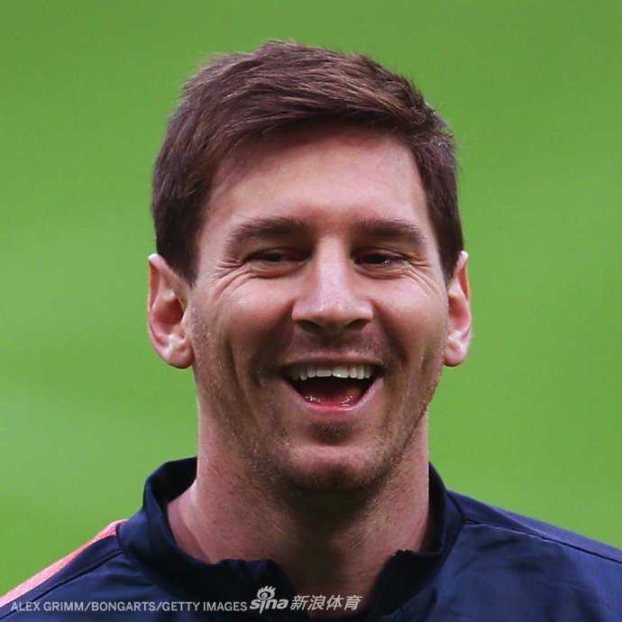 内马尔在球场上咧嘴开怀大笑，露出一口标志性的白牙，眼神中闪烁着桑巴足球特有的快乐与不羁。