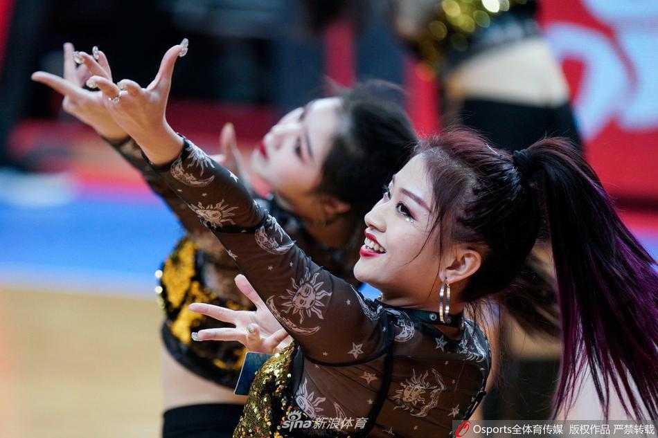 转身、甩头，动作利落干脆，篮球宝贝们在聚光灯下尽情舞动，飞扬的发丝和专注的眼神，透着职业舞者的魅力。