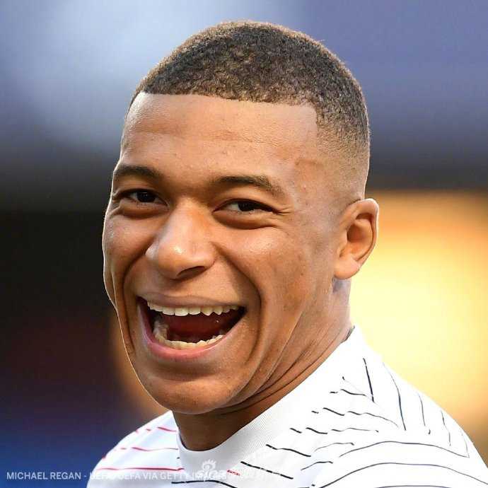 莱万多夫斯基在进球后激情怒吼，面部肌肉紧绷，双手握拳，将一年来打破纪录的霸气和内心的渴望全部宣泄而出。