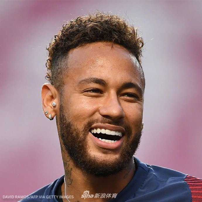 利物浦的“法老王”萨拉赫在进球后滑跪庆祝，双臂伸展，仿佛在安菲尔德球场张开翅膀，接受数万信徒的朝拜。