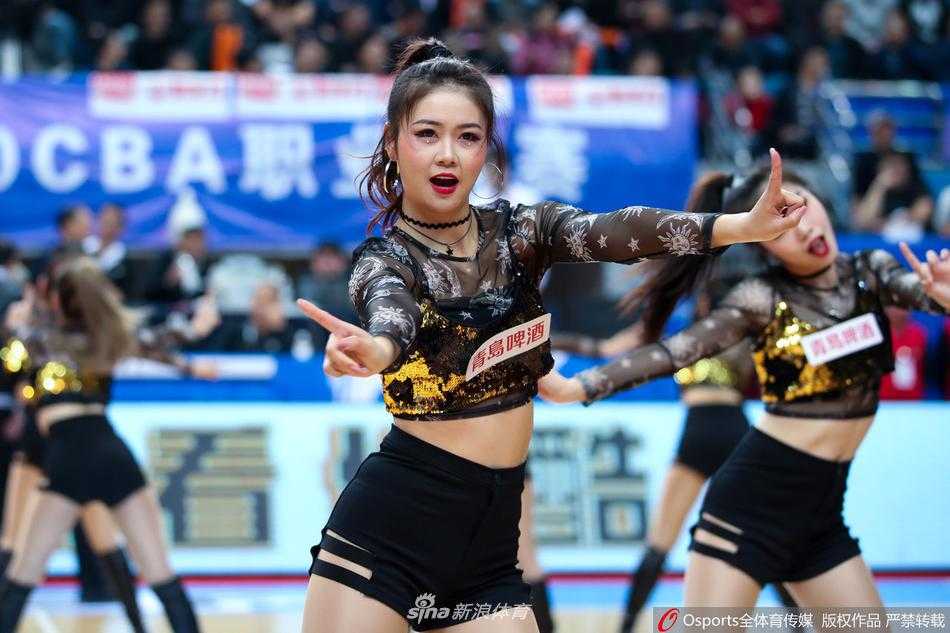 冬日里的一抹亮色，福建浔兴篮球宝贝们手持金色花球，在暂停间隙瞬间点燃全场，灿烂笑容仿佛能驱散所有寒意。