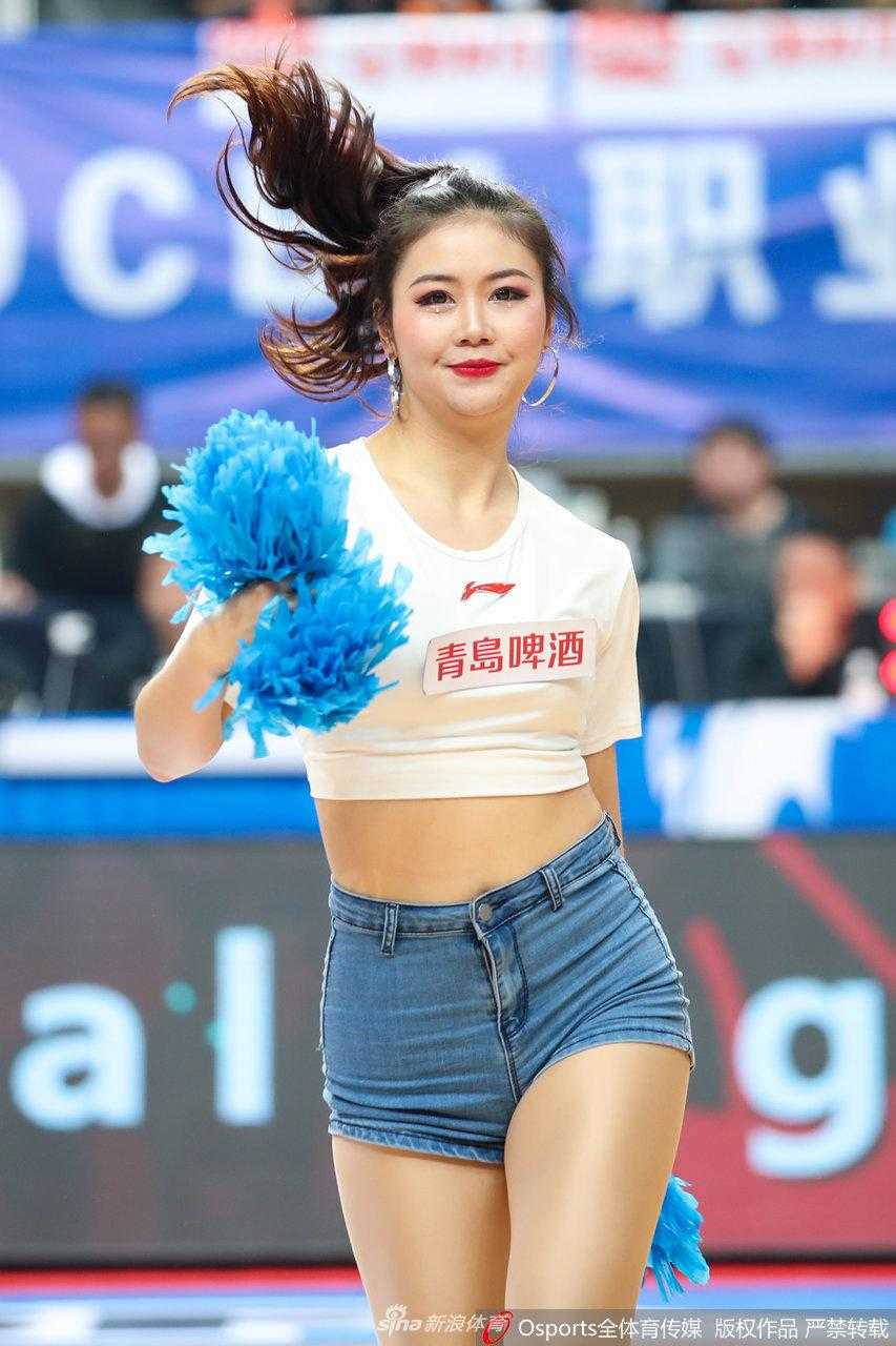 动静之间，魅力尽显。一位篮球宝贝在舞蹈动作中回眸一瞬，眼神坚定而温柔，背后的赛场虚化成了梦幻的光斑。