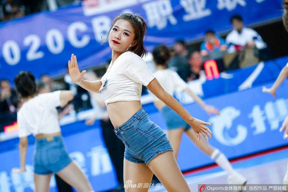 近景镜头捕捉到篮球宝贝甜美的笑容，脸颊上贴着闪亮的亮片，眼神中透着青春特有的自信与光芒。