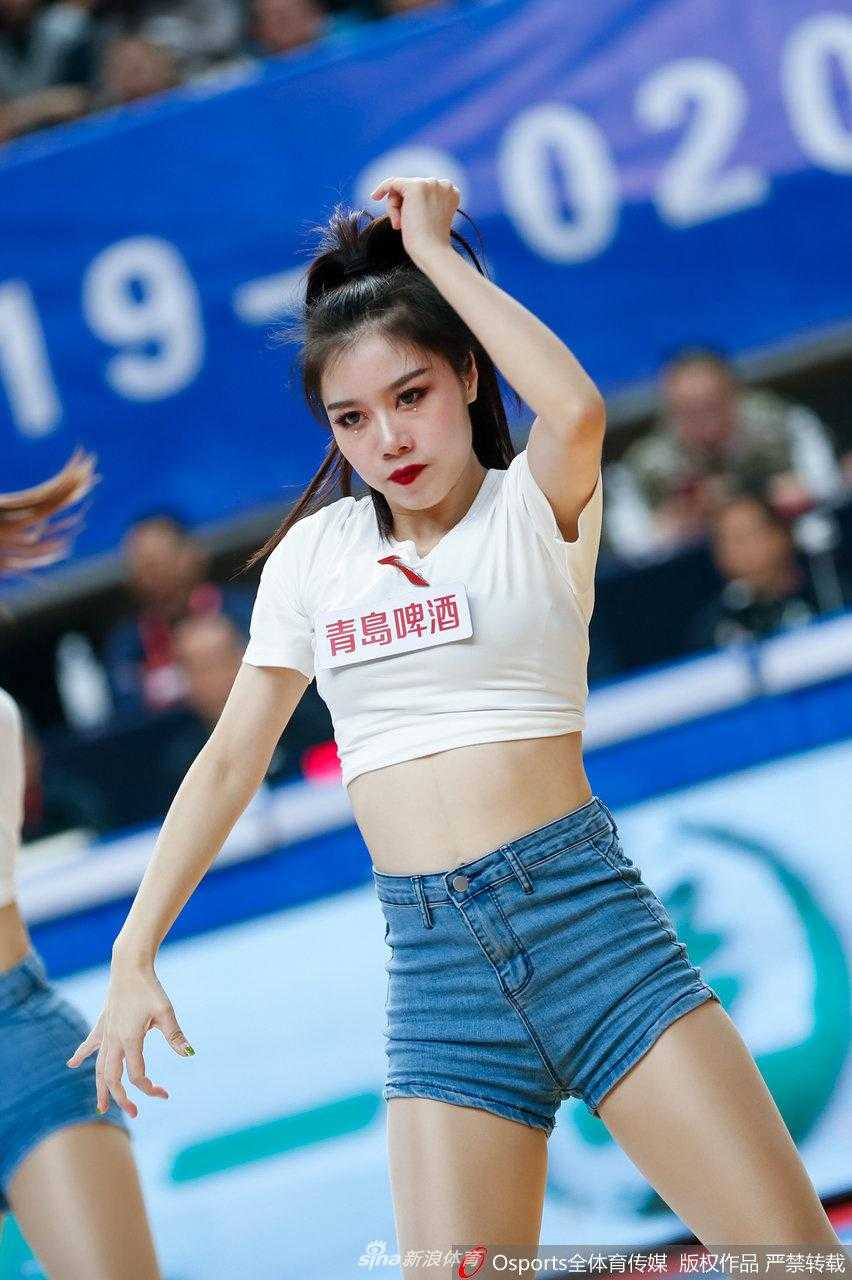 表演临近尾声，篮球宝贝摆出帅气定格姿势，高高跃起的身姿充满了力量感，完美融合了女性的柔美与运动的力量。