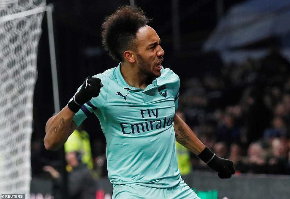 奥巴梅扬抓住福斯特停球失误，机警上抢将球挡入球门，完成致命一击后激情奔跑庆祝。