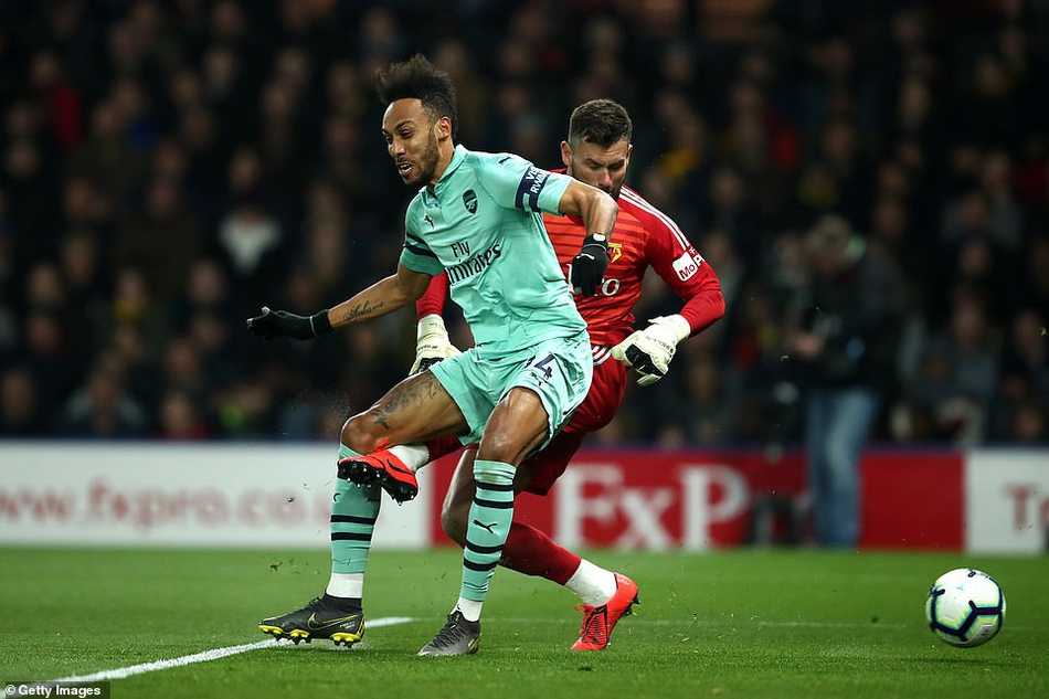 卡斯卡特在阿森纳球员的包夹下奋力控球，试图为球队稳住局面，眼神中透露出不屈。