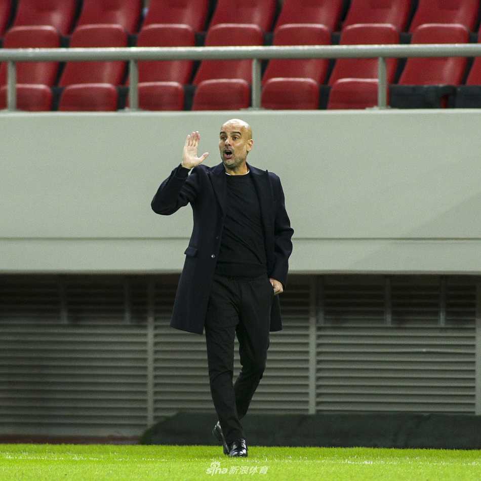 曼城新星福登在进球后握拳怒吼，他的身旁是空荡的卡雷斯卡基斯球场看台，这粒金子般的进球让年轻的英格兰人成为当晚最闪耀的明星。