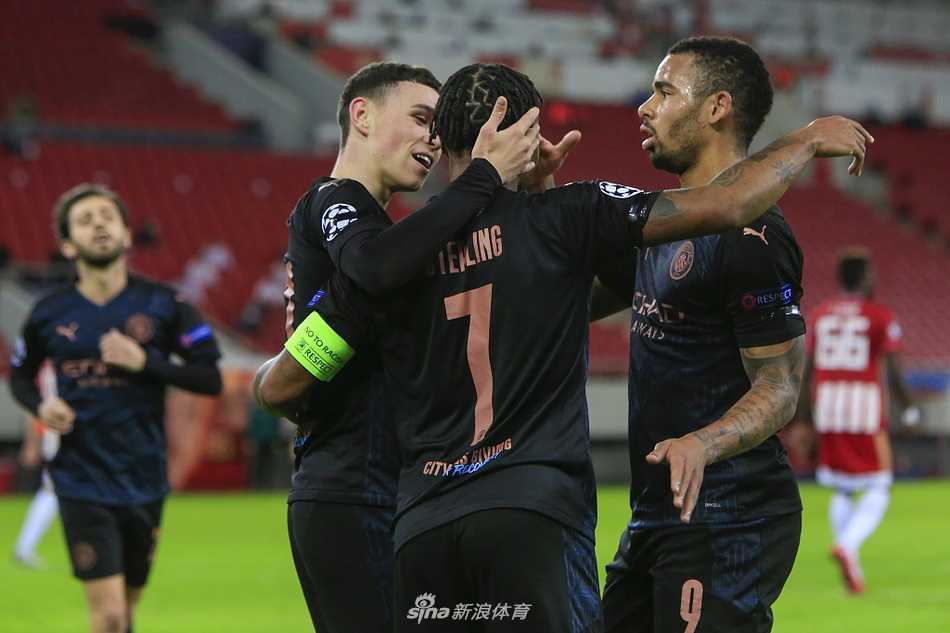 奥林匹亚科斯门将何塞-萨在比赛中高接抵挡，尽管球门失守，但他多次封出曼城极具威胁的射门，他的身影在球门前显得格外孤独而坚毅。