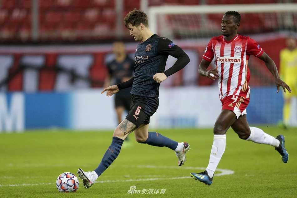 比赛结束后，曼城球员们并未大肆庆祝，而是聚集在一起相互鼓励，福登和队友们表情平静中带着坚定，因为他们知道，从小组出线只是赛季征程的第一步。