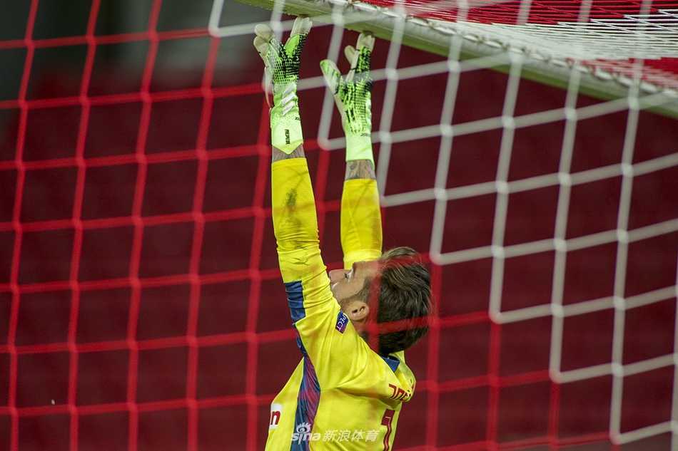 瓜迪奥拉在场边挥手指挥，神情严肃而专注，尽管球队一球领先且掌控局势，但他依然不敢有丝毫懈怠，他的每一个手势都在传递着战术指令。