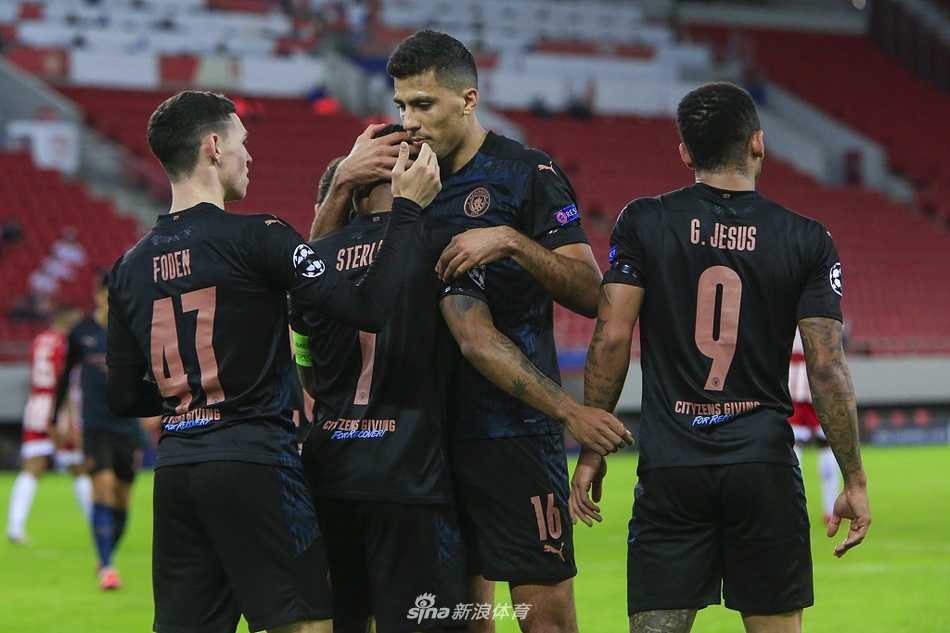 伤愈归队的阿圭罗在场边神情专注地做着准备活动，他的身后是漫天的广告牌和空荡荡的球场，阿根廷射手的回归为曼城的未来征程增添了重要砝码。