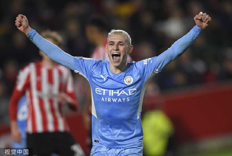 比赛结束后，曼城全队围拢在一起相互鼓舞，在对手的主场庆祝这场关键而艰苦的胜利。