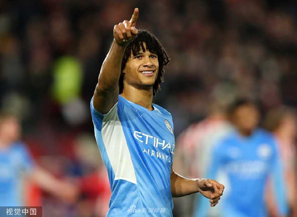 布伦特福德前锋伊万·托尼在曼城禁区前沿强势争顶，与曼城后卫阿克激烈对抗，寸土不让。